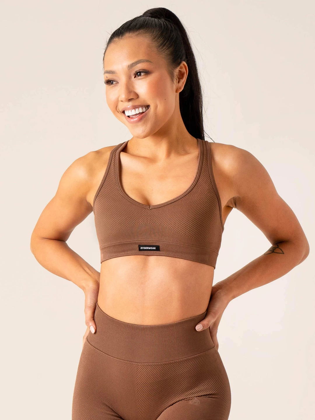 Circuit Rib Seamless Sports Bra - Chocolate 2 Circuit Rib Seamless Sports Bra - Chocolate - Image 2